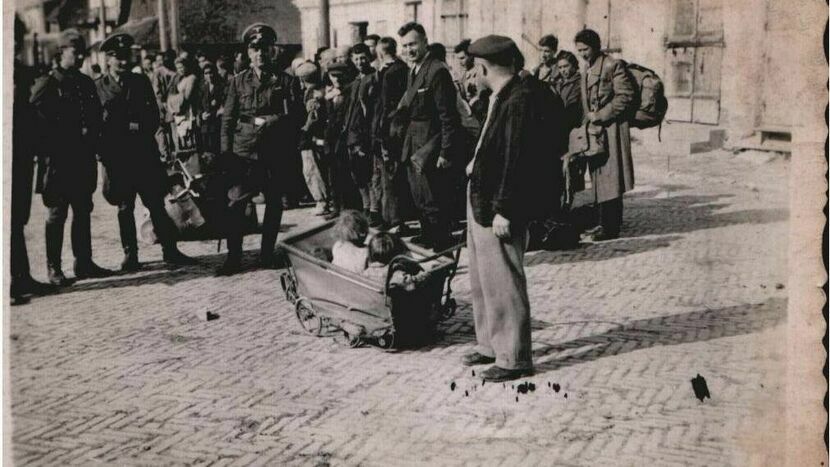 Deportacje Żydów z getta założonego w Zamościu w 1941 roku rozpoczęły się w kwietniu 1942 roku. Ostatnie  przeprowadzono w październiku. 