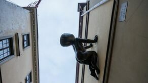 Nie da się przegapić ogromnego niemowlaka raczkującego po ścianie. „Baby” Davida ČernÝ’ego