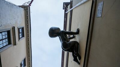 Nie da się przegapić ogromnego niemowlaka raczkującego po ścianie. „Baby” Davida ČernÝ’ego