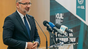 Minister zdrowia Adam Niedzielski do najstarszej lubelskiej uczelni przyjechał z pokaźnym czekiem, a wyjechał z medalem 100-lecia KUL