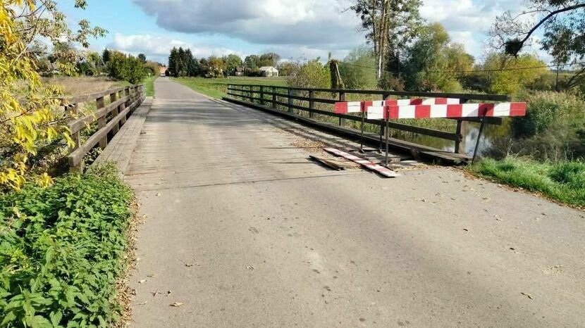 Stary, drewniany most w Brodzicy ma już ponad 20 lat. Był w przeszłości remontowany, ale po prostu nadaje się do wymiany. Zanim powstanie nowy, trzeba go jednak doprowadzić do stanu używalności