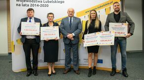 Symboliczne vouchery odebrali wójt gminy Abramów, wójt gminy Zakrzew, prezeska Stowarzyszenia Trampolina kariery i prezes Stowarzyszenia Wizja Sukcesu. Na zdjęciu z marszałkiem Jarosławem Stawiarskim