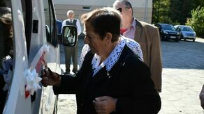 Projekt ruszył w maju br. Ale dopiero we wrześniu do Krasnobrodu dotarł nowiutki bus, który kosztował ok. 178 tys. zł. Jego oficjalne przekazanie, z udziałem władz powiatu zamojskiego i przedstawicieli PFRON odbyło się natomiast na początku października.