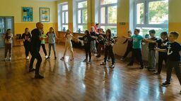 Zajęcia prowadzone są przed doświadczonych instruktorów i tancerzy Centrum Inicjatyw Tanecznych w Lublinie oraz ZPiT Powiśle