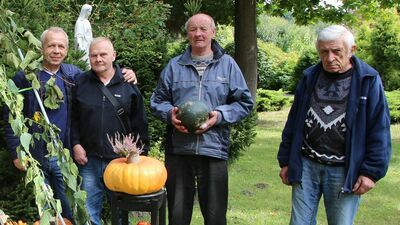 Schronisko dla bezdomnych mężczyzn zapewnia dach nad głową i pożywienie wielu osobom potrzebującym pomocy. Na zdjęciu grupa podopiecznych placówki z kierownikiem, Wojciechem Wiejakiem (z lewej)