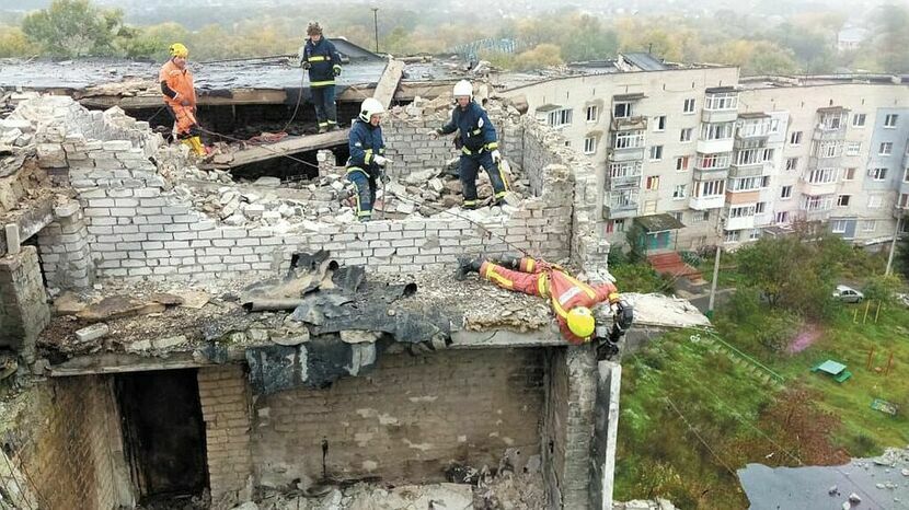 Izium po rosyjskim ostrzale. Ukraińscy ratownicy pracują w zniszczonym 5-piętrowy budynku mieszkalnym.