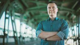 Jakub Nowak mieszka w Lublinie, jest profesorem UMCS, a w pracy naukowej zajmuje się teoriami komunikacji i mediów, kulturą popularną i społecznymi praktykami korzystania z mediów cyfrowych. Jest autorem opowiadań science-fiction zebranych w zbiorze Amnezjak, a także publikowanych w wielu antologiach