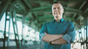 Jakub Nowak mieszka w Lublinie, jest profesorem UMCS, a w pracy naukowej zajmuje się teoriami komunikacji i mediów, kulturą popularną i społecznymi praktykami korzystania z mediów cyfrowych. Jest autorem opowiadań science-fiction zebranych w zbiorze Amnezjak, a także publikowanych w wielu antologiach