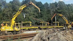 Szyny, które służyły pod Warszawą a teraz będą wykorzystane na szlaku wąskotorówki