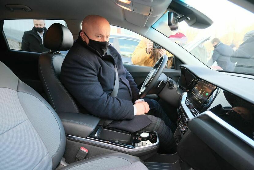 Zarządzenie w sprawie zasad używania służbowych samochodów wydał marszałek Jarosław Stawiarski (PiS). Na zdjęciu: podczas odbioru elektrycznych samochodów dla urzędu w grudniu 2020 roku