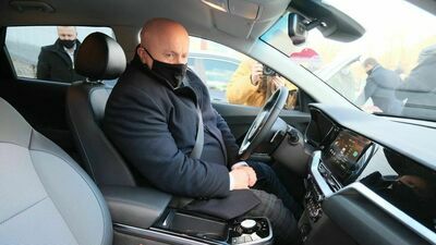 Zarządzenie w sprawie zasad używania służbowych samochodów wydał marszałek Jarosław Stawiarski (PiS). Na zdjęciu: podczas odbioru elektrycznych samochodów dla urzędu w grudniu 2020 roku