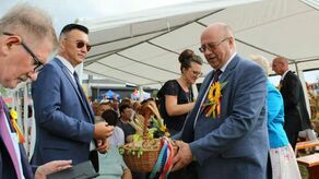 Stanisław Czarnota (z prawej), wójt gminy Trzeszczany podczas niedawnych dożynek