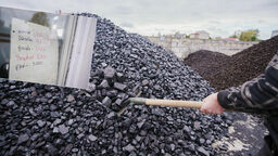 Za 2,4 - 2,7 tys. zł można kupić tonę węgla z Czech. Droższy jest węgiel z Kazachstanu – kosztuje od 3,5 tys. do 4 tys. zł 