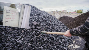 Za 2,4 - 2,7 tys. zł można kupić tonę węgla z Czech. Droższy jest węgiel z Kazachstanu – kosztuje od 3,5 tys. do 4 tys. zł 