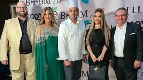 – To trwa od mniej więcej roku. Agencja EcoX zaczęła organizować takie eventy jak tylko skończyła się pandemia – ocenia Muzaffar Ahmad Noori Bajwa z Eastern Herald gdy pytam od jak dawna obserwuje wzmożoną aktywność Jorge Sebastiao w Dubaju. Na zdjęciu z imprezy „Sustainability Event” w Grand Millenium Hotel Dan Settgast stoi pierwszy z lewej