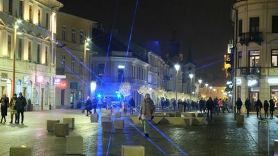 Projekt uchwały, nad którym w czwartek głosować ma Rada Miasta, stwierdza, że sklepy, lokale i punkty usługowe na deptakowej części Krakowskiego Przedmieścia oraz na ul. Staszica, Zielonej, Świętoduskiej, Gilasa, Kapucyńskiej i Wróblewskiego „mogą być otwarte przez całą dobę” wraz z przyległymi do nich ogródkami