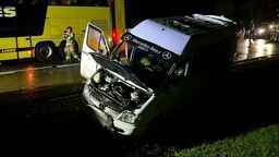 Autokar w busa i naczepę, bus w lawetę. Karambol na drodze krajowej