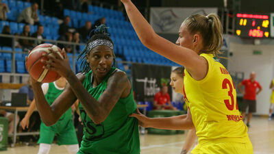 Natasha Mack (z piłką) we Wrocławiu pokazała się z bardzo dobrej strony

