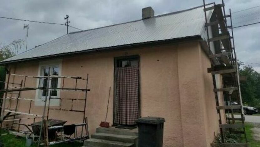 Dom pani Krystyny z Barłóg w gminie Kurów przed i po wymianie dachu. Zadanie sfinansowano dzięki internetowej zbiórce, do której swoje trzy grosze dołożyli również nasi czytelnicy