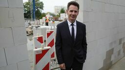 Dyrektor SPSK 4 w Lublinie Radosław Starownik na budowie Stacji Hemodializ, która ma być gotowa w sierpniu przyszłego roku