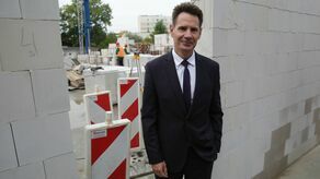 Dyrektor SPSK 4 w Lublinie Radosław Starownik na budowie Stacji Hemodializ, która ma być gotowa w sierpniu przyszłego roku