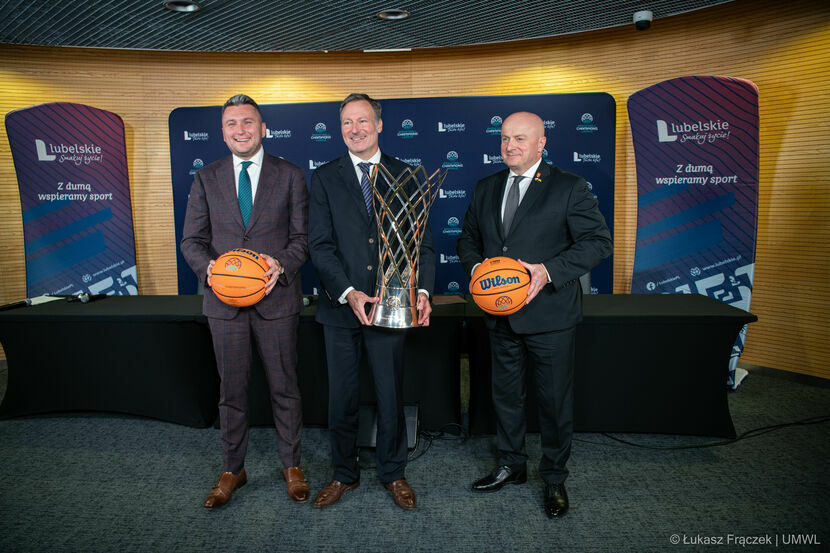 Od lewej: prezes PZKosz Radosław Piesiewicz, dyrektor generalny Basketball Champions League Patrick Comninos i marszałek Jarosław Stawiarski