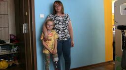 Leczenie i rehabilitacja dziewczynki wymaga pieniędzy. Tymczasem tych zasądzonych od sprawcy (20 tys. zł) rodzice poszkodowanego dziecka jeszcze nie otrzymali