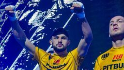 Cezary Oleksiejczuk z pasem mistrzowskim FEN