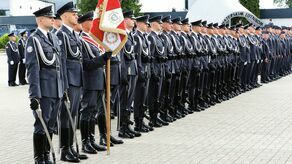 Rząd zapowiedział budowę silnej armii złożonej z 300 tys. żołnierzy. Na mocy nowej ustawy o obronie ojczyzny, znacznie podniesiono uposażenia kandydatów na zawodowych żołnierzy