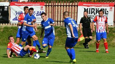 Unia Hrubieszów (niebieskie stroje) w zeszłym sezonie grała w klasie A, a w obecnym jest wiceliderem zamojskiej klasy okręgowej

