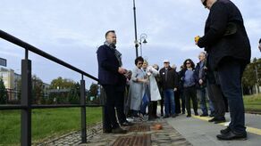 Na peronie kolejowym, w miejscu, z którego żydowskich mieszkańców Zamościa wywożono do obozów zagłady zapalone zostały znicze