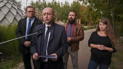 Radny Piotr Breś przekonuje, że konieczne są dalsze poszukiwania ofiar zbrodni sprzed lat.