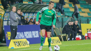 Damian Zbozień i jego koledzy w przegrali z Chrobrym Głogów 0:2

