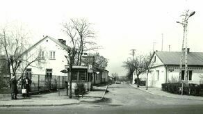 Dawne znaki drogowe kierujące na Poniatową czy Lublin, drewniane chałupki, dom handlowy, który teraz służy dzieciom za siedzibę podstawówki nie zwracają tak uwagi jak lekko odrapany znak... postoju taksówek 