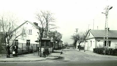 Dawne znaki drogowe kierujące na Poniatową czy Lublin, drewniane chałupki, dom handlowy, który teraz służy dzieciom za siedzibę podstawówki nie zwracają tak uwagi jak lekko odrapany znak... postoju taksówek 