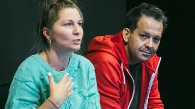 Психологиня Марта Сєнкевіч, Homo Faber, і Павел Олєшек, фонд Sempre A Frente, на зборах Комітету допомоги Україні