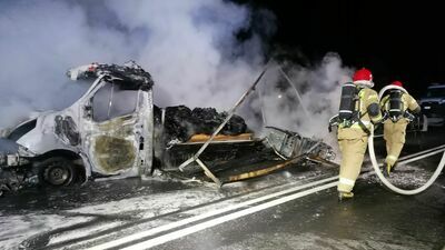 Pożar samochodu. Akcja strażaków trwała blisko 2 godziny [zdjęcia]