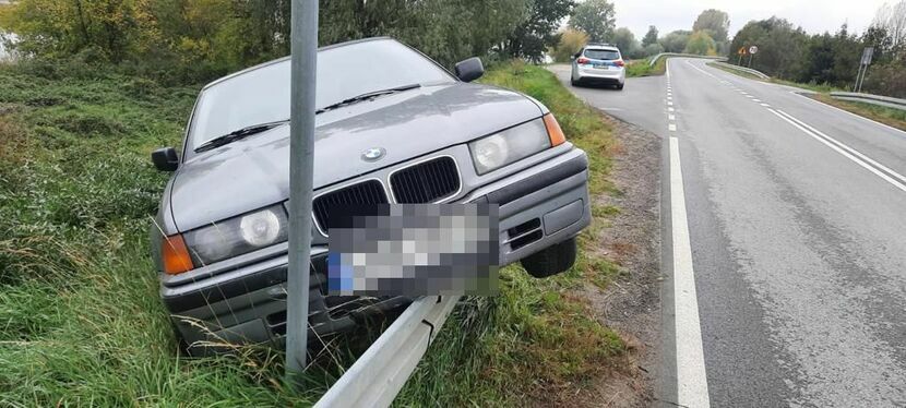 Kierując BMW w Gołębiu stracił panowanie nad pojazdem i zatrzymał się na barierze ochronnej