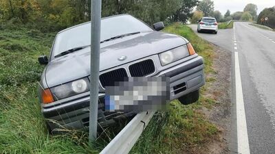 Kierując BMW w Gołębiu stracił panowanie nad pojazdem i zatrzymał się na barierze ochronnej