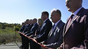 Uroczyste przecinanie wstęgi ściągnęło do Łaszczówki Kolonii wielu oficjeli. Był wiceminister, marszałek, wicewojewoda, a także lokalni samorządowcy