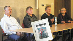 Od lewej: koledzy z toru Jerzy Mordel i Marek Muszyński, Jerzy Głogowski oraz współautor książki Konrad Mazur podczas spotkania autorskiego