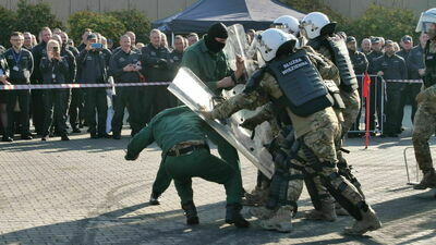 Praca w Służbie Więziennej. Co można robić, ile można zarobić?