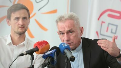 Mateusz Malczarski z Fundacji Grupy Aliplast oraz ks. Mieczysław Puzewicz. 
