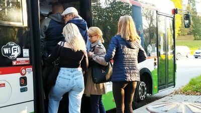 Jeden z kierowców sugeruje, że utrzymanie wakacyjnej częstotliwości kursów w jesiennym rozkładzie jazdy może wynikać z obaw o brak kierowców. ZTM twierdzi jednak, że po prostu nie stać go na wykupienie większej liczby kursów. Bezspornym jest jednak to, że w wielu autobusach panuje ścisk i zdarza się, że nie ma już miejsca dla kolejnych pasażerów, którzy muszą pozostać na przystanku