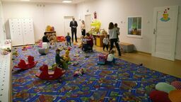 Rekrutacja do placówki odbyła się w marcu. Karty zgłoszeniowe złożyło 85 rodzin z terenu gminy, a żłobek dysponował wówczas 48 wolnymi miejscami. Na liście rezerwowej znalazło się więc aż 37 dzieci.