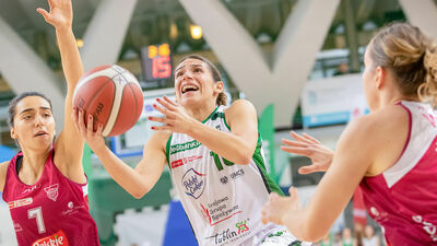 Aleksandra Stanacev (z piłką) była najlepszą zawodniczką Polskiego Cukru AZS UMCS
