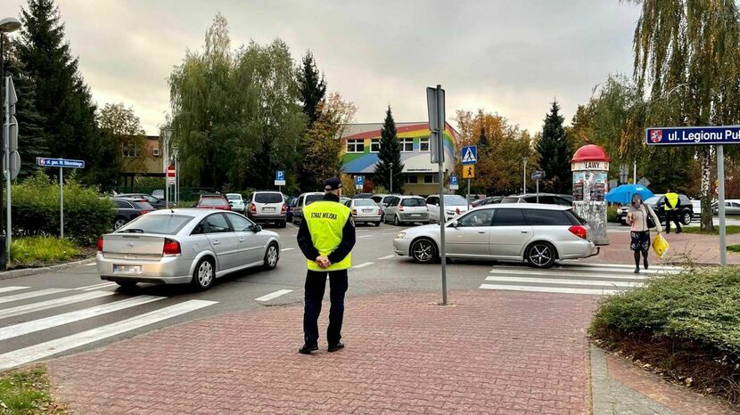 Przy SP nr 11 w Puławach w trakcie porannych szczytów komunikacyjnych bezpieczeństwa pieszych będą strzegli strażnicy miejscy 