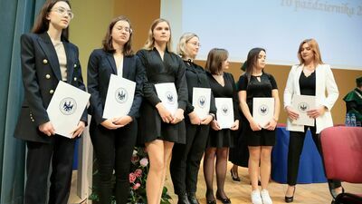 Kandydaci, którzy mieli najlepszy wynik podczas tegorocznej rekrutacji byli oficjalnie immatrykulowani na scenie