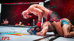 Mateusz Strzelczyk (na górze) w walce wieczoru pokonał Pawła Białasa