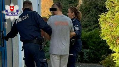 Mężczyzna prowadzony przez policjantów do komendy